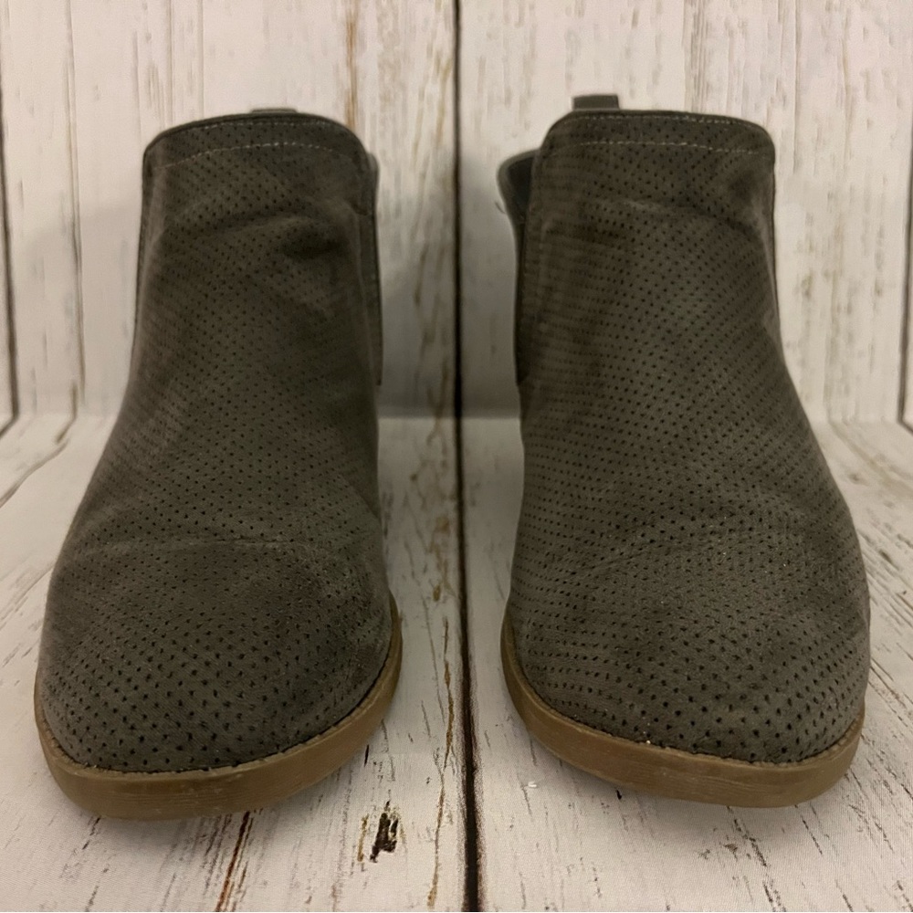 GUC Universal Thread Women's Suede Laser Cut Slip-on Gray Ankle Booties